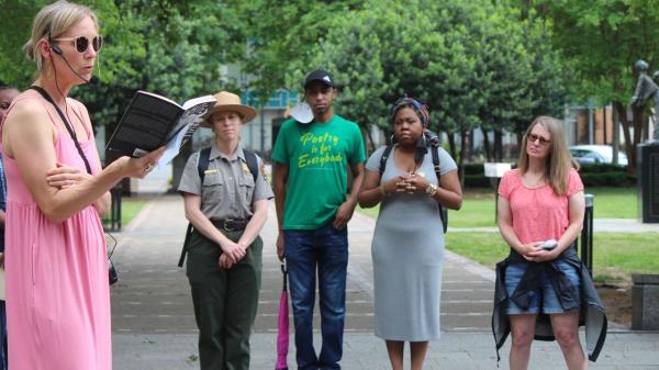 莫比尔,伯明翰选出他们自己的官方桂冠诗人 莫比尔,伯明翰选出他们自己的官方桂冠诗人