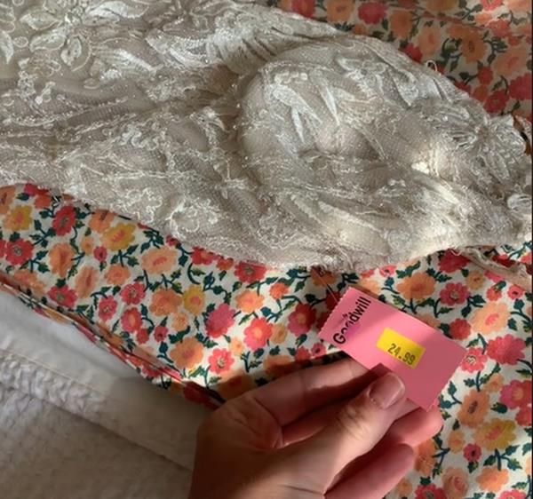 一件价值6000美元的婚纱是如何被送到伯明翰慈善机构以25美元的价格售出的:“嘿,妈妈,我们火了!” 一件价值6000美元的婚纱是如何被送到伯明翰慈善机构以25美元的价格售出的:“嘿,妈妈,我们火了!”