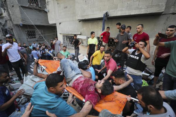 目击者称,以色列对加沙的空袭激增,在被摧毁的房屋中一次造成数十人死亡 目击者称,以色列对加沙的空袭激增,在被摧毁的房屋中一次造成数十人死亡