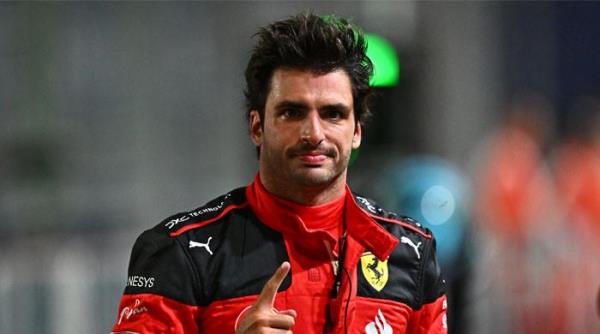 F1明星卡洛斯·塞恩斯的法拉利撞上了拉斯维加斯大奖赛的水阀 F1明星卡洛斯·塞恩斯的法拉利撞上了拉斯维加斯大奖赛的水阀