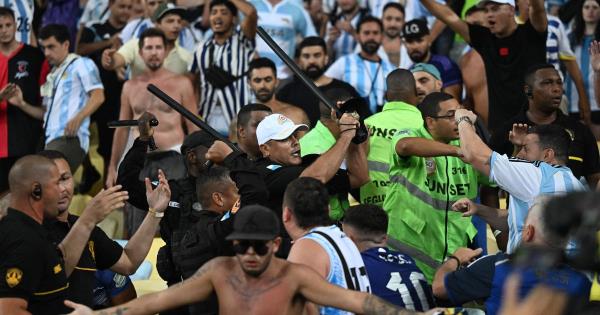 阿根廷在激烈的比赛中击败巴西,球迷与警察发生冲突 阿根廷在激烈的比赛中击败巴西,球迷与警察发生冲突