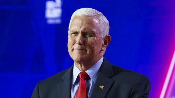 在特朗普1月6日被起诉后,彭斯收到了7400多笔捐款 在特朗普1月6日被起诉后,彭斯收到了7400多笔捐款