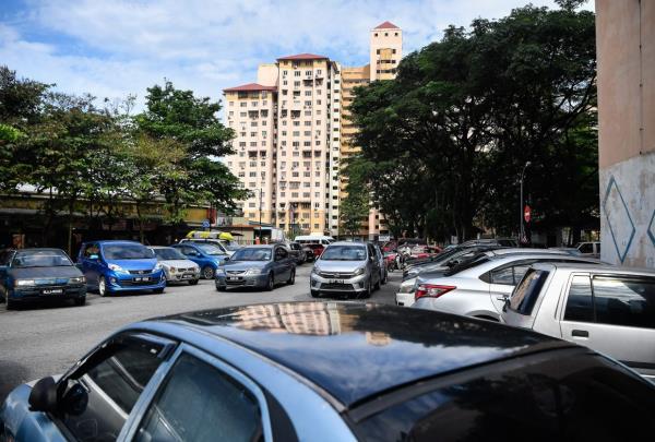 PPR的停车问题,分层的住宅楼困扰着居民 PPR的停车问题,分层的住宅楼困扰着居民