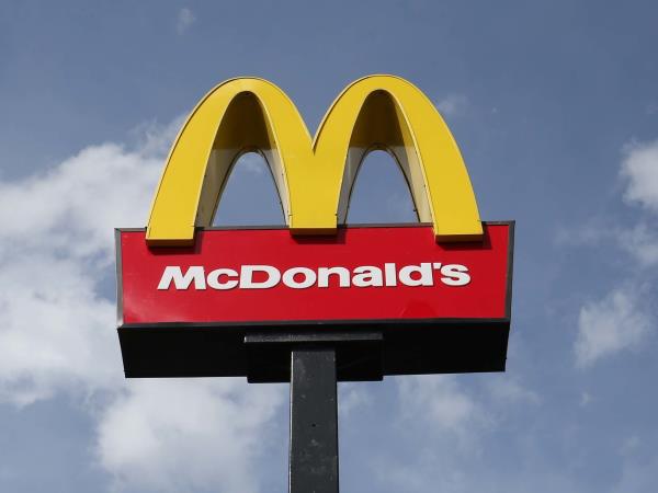 麦当劳的一名顾客因涉嫌酒后驾车在速食餐厅被捕 麦当劳的一名顾客因涉嫌酒后驾车在速食餐厅被捕