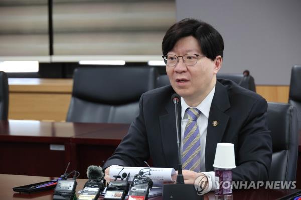 The file photo, taken March 13, 2023, shows Kim So-young, vice chairman of the Financial Services Commission, speaking in a meeting at the government complex in Seoul. (Yonhap)