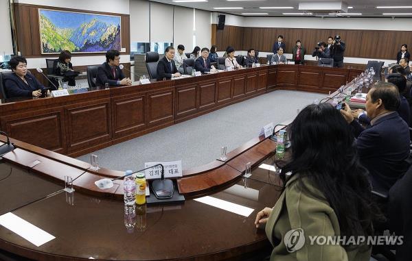 Unification Minister Kim Yung-ho (4th from L) delivers his opening remarks in a meeting with civic organizations at the Seoul government complex on Jan. 29, 2024. (Yonhap)