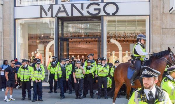 警方授予紧急权力封锁伦敦商业街，以防商店遭到抢劫