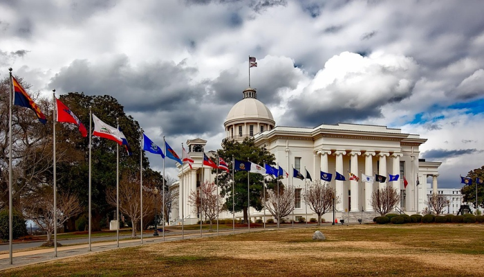 拜登政府将工资历史禁令扩大到联邦承包商