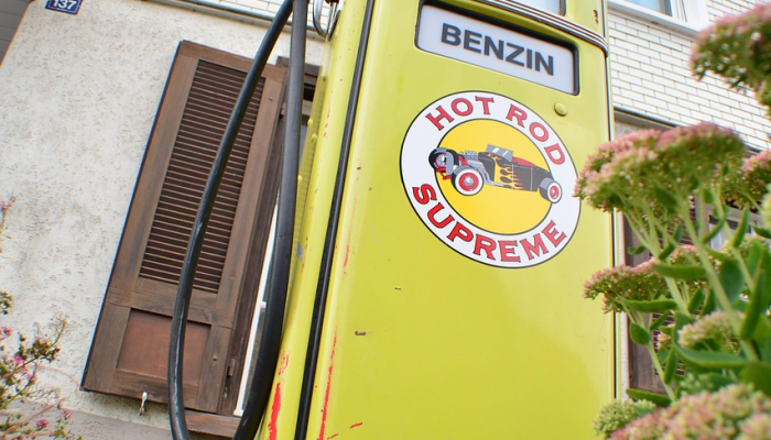 炎热的夏季限制了汽油产量，增加了加油站的痛苦