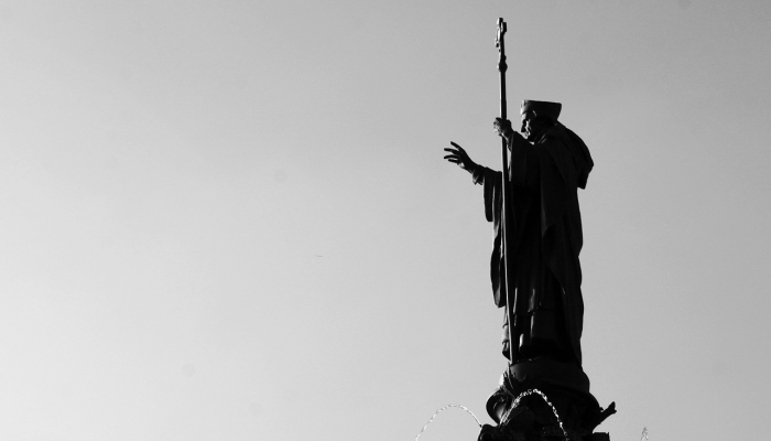 查尔斯国王在英国皇家军团纪念节上为伊丽莎白女王的新雕像揭幕