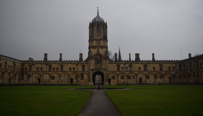 英国首相在180度大转弯中召开新闻发布会