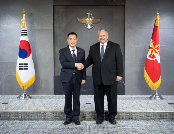 Defense Minister Shin Won-sik (L) shakes hands with U.S. Secretary of the Navy Carlos Del Toro during their meeting at the defense ministry building in Seoul on Feb. 26, 2024, in this photo provided by Shin's office. (PHOTO NOT FOR SALE) (Yonhap) 