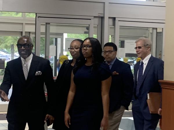 卡莉·罗素就伪造胡佛绑架案上诉的陪审团审判日期确定