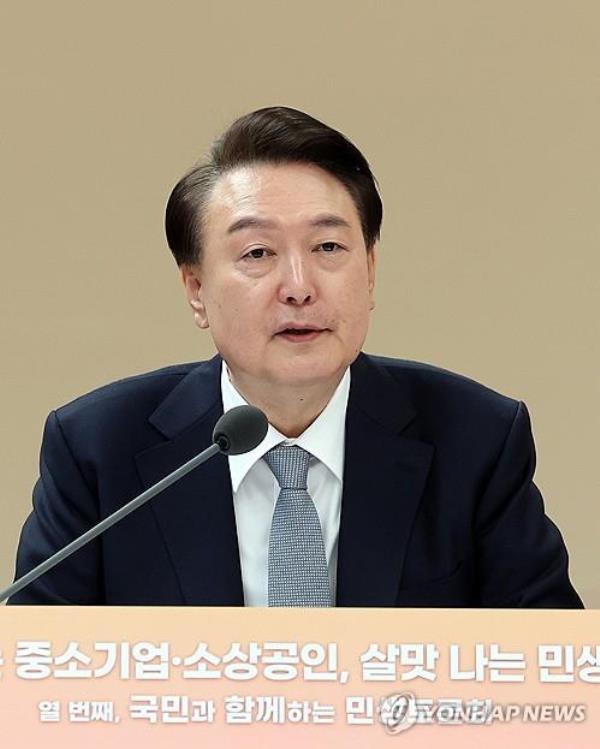 President Yoon Suk Yeol speaks during a government-public debate to discuss ways to improve the livelihoods of small and midsize firms and small business owners at Layer 57 studio in Seoul on Feb. 8, 2024. (Pool photo) (Yonhap)