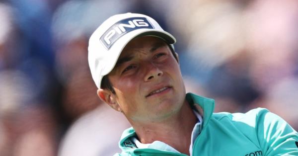 在英国公开赛上，一只鸟忍不住在一名高尔夫球手身上撒了一堆屎