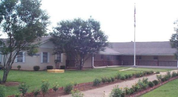 一名女子被控向阿拉巴马监狱的兄弟走私手机，耳塞，珠宝