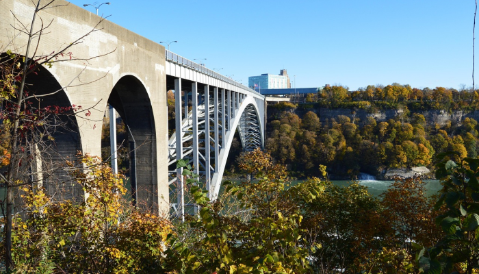 尼亚加拉瀑布的美加边境在汽车爆炸后重新开放，但调查仍在进行