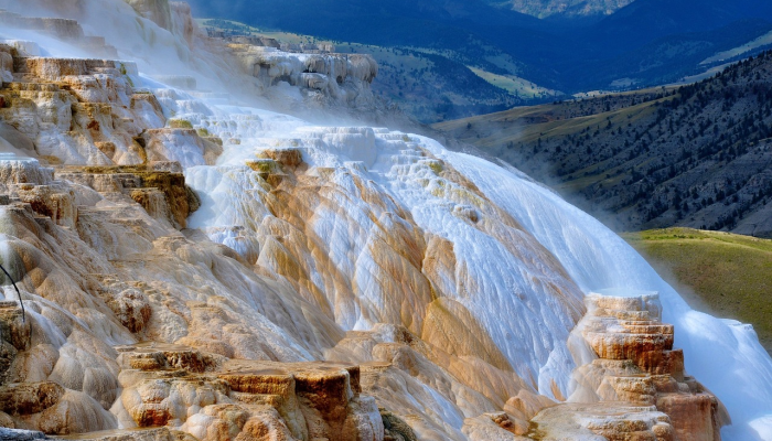 尼亚加拉瀑布的美加边境在汽车爆炸后重新开放，但调查仍在进行