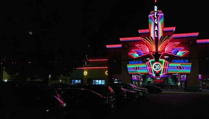 沿着北卡罗莱纳州的霍河,印第安人举着图腾柱祈祷“圣水” 沿着北卡罗莱纳州的霍河,印第安人举着图腾柱祈祷“圣水”