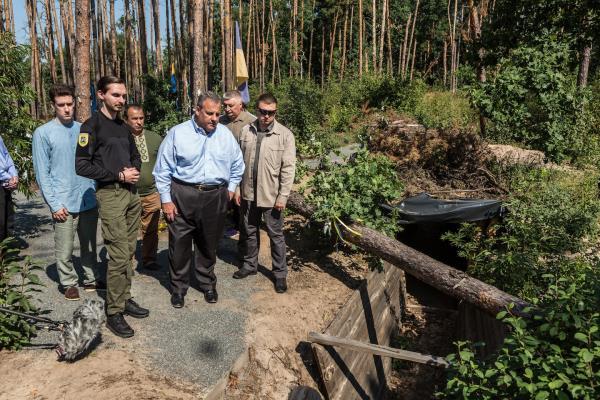 克里斯·克里斯蒂访问乌克兰，凸显共和党在美国角色问题上的分歧