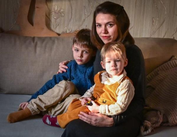 “一切都落在了我身上”：俄罗斯母亲独自充当被流放的父亲