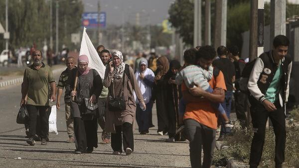 Palestinians flee on foot as Israeli troops battle Hamas inside Gaza City