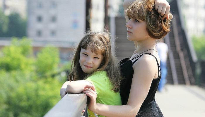 好莱坞女演员和英国宇航员在温网第四天的明星中 好莱坞女演员和英国宇航员在温网第四天的明星中