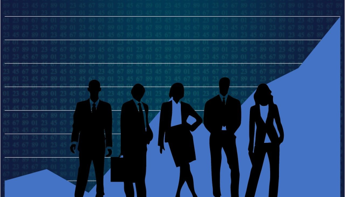 在一段视频中，露西·莱特比被警方询问“死亡率上升”时脸色苍白