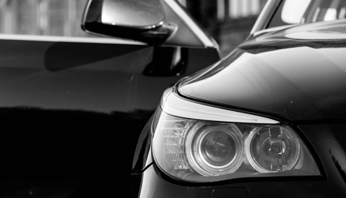 宾夕法尼亚州的照片显示,一辆汽车飞进了一户人家的二楼,悬在那里 宾夕法尼亚州的照片显示,一辆汽车飞进了一户人家的二楼,悬在那里