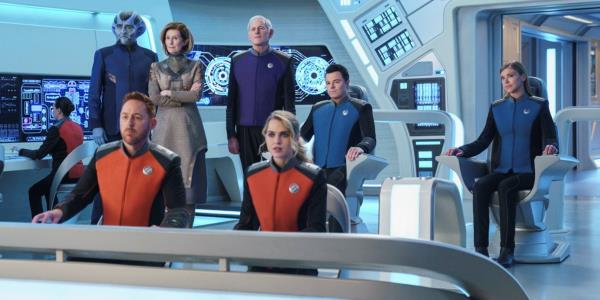 在一段视频中，露西·莱特比被警方询问“死亡率上升”时脸色苍白