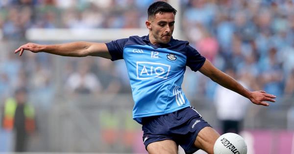 奥伯恩杯决赛：都柏林队的尼尔·斯库利在季前赛中兴奋地吹掉了蜘蛛网