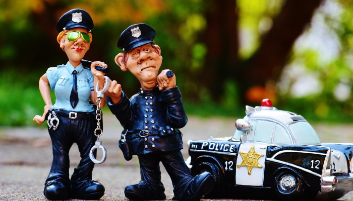 阿拉巴马州的警察说,老师喝醉了出现在学校,和她一起喝酒 阿拉巴马州的警察说,老师喝醉了出现在学校,和她一起喝酒