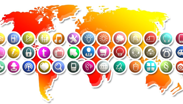 零售商在“网络星期一”之前大幅降价,购物者点击“购买”按钮 零售商在“网络星期一”之前大幅降价,购物者点击“购买”按钮