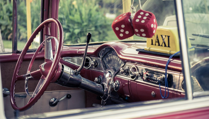 锋利的金属刺穿了缅因州吉普车的挡风玻璃请看可怕的死里逃生的照片 锋利的金属刺穿了缅因州吉普车的挡风玻璃请看可怕的死里逃生的照片