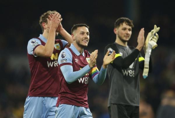 足球-伯恩利大胜10人谢菲尔德联队，取得首个主场胜利