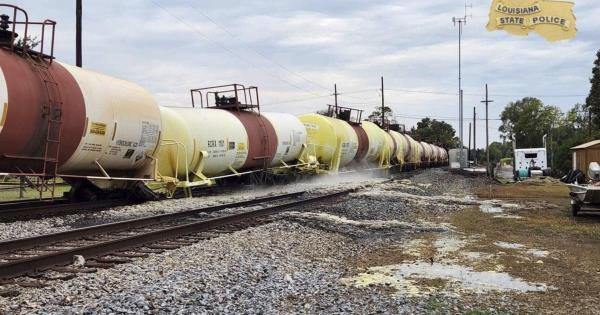 路易斯安那脱轨后，酸泄漏疏散扩大