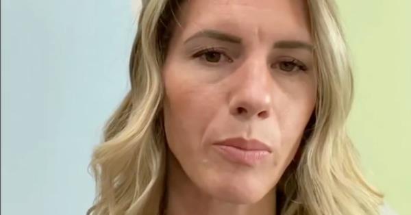 警方称，在发现有开放性伤口的营养不良儿童后，育儿教练被捕