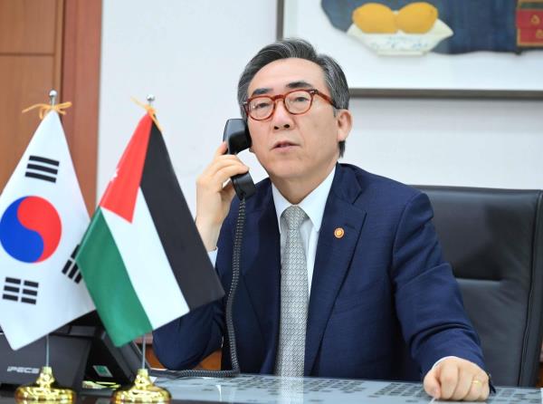 Foreign Minister Cho Tae-yul speaks over the phone with his Jordanian counterpart, Ayman Hussein Al Safadi, on April 22, 2024, in this photo provided by his office. (PHOTO NOT FOR SALE) (Yonhap)