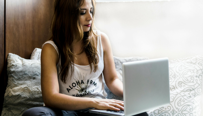 观看：一对酷儿夫妇如何让理发店成为每个人的“安全空间”｜ INQStories