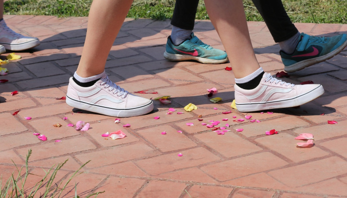 这些舒适的百合玫瑰风格的鞋子又回来了