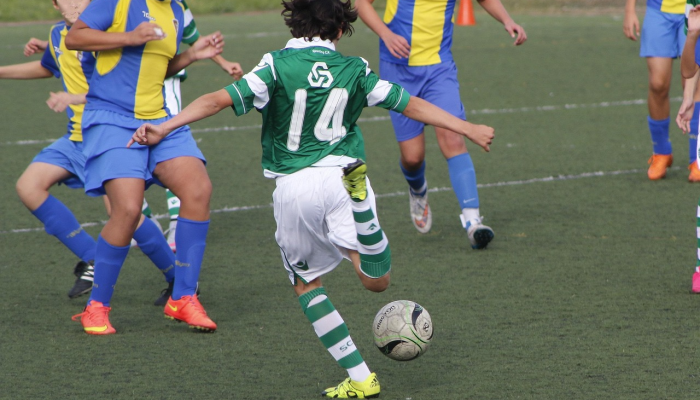 足球：英格兰队以3比2击败荷兰队，保住了巴黎之梦