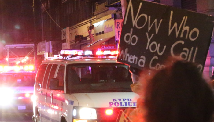 印第安纳州警方称,一名女子的挡风玻璃被飞起的轮胎撞到,造成致命车祸 印第安纳州警方称,一名女子的挡风玻璃被飞起的轮胎撞到,造成致命车祸