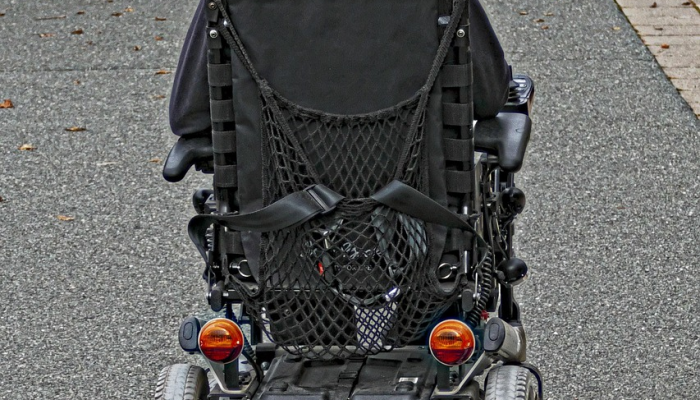 印第安纳州警方称,一名女子的挡风玻璃被飞起的轮胎撞到,造成致命车祸 印第安纳州警方称,一名女子的挡风玻璃被飞起的轮胎撞到,造成致命车祸