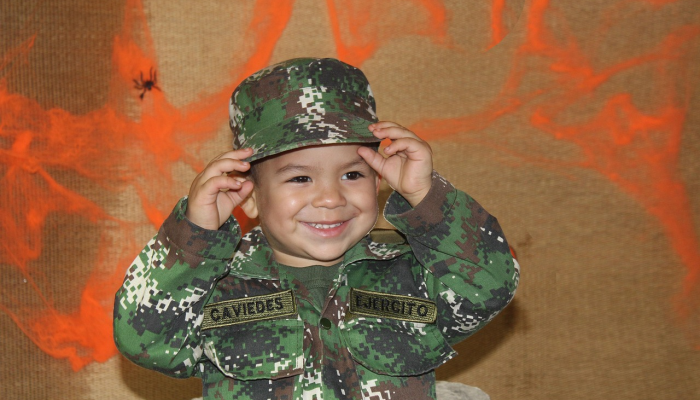 节日期间，尼克·坎农的孩子们会让他忙个不停