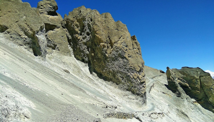 暴雨引发山体滑坡,比科尔停课 暴雨引发山体滑坡,比科尔停课