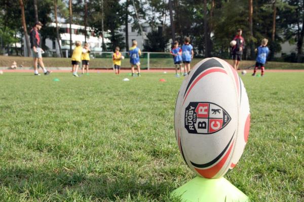 打橄榄球危险吗？相反，它是安全的，一个管理机构说