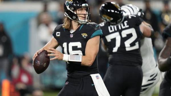 美洲虎四分卫特雷弗·劳伦斯在对阵孟加拉虎的比赛中右脚踝受伤