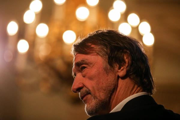 在奥利沃斯换人之前，米莱开始离开“解放者旅馆”