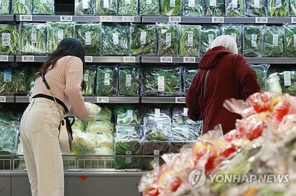 Shoppers browse agricultural products at a supermarket in Seoul in this file photo taken Oct. 24, 2023. (Yonhap)
