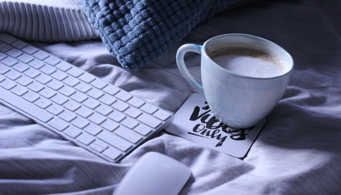 我让一个聊天机器人帮我写悼词非常奇怪